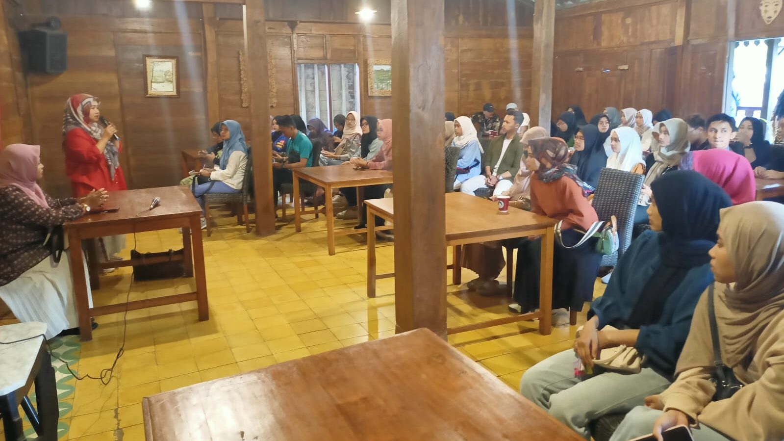 Inspiratif: Strategi Inovatif Ekonomi Kreatif Floating Market di Lembang Buka Wawasan Baru Mahasiswa Prodi HTN Fakultas Syari’ah UIN Salatiga